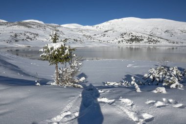 Bulgaristan 'ın Rila dağındaki Belmeken Barajı' nın muhteşem kış manzarası