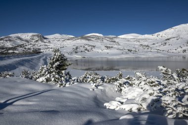 Bulgaristan 'ın Rila dağındaki Belmeken Barajı' nın muhteşem kış manzarası