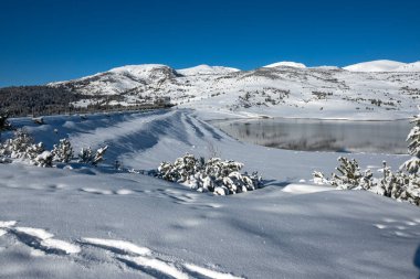 Bulgaristan 'ın Rila dağındaki Belmeken Barajı' nın muhteşem kış manzarası