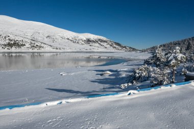 Bulgaristan 'ın Rila dağındaki Belmeken Barajı' nın muhteşem kış manzarası