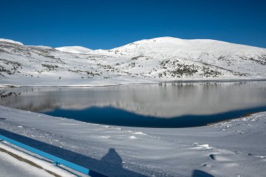 Bulgaristan 'ın Rila dağındaki Belmeken Barajı' nın muhteşem kış manzarası