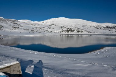 Bulgaristan 'ın Rila dağındaki Belmeken Barajı' nın muhteşem kış manzarası