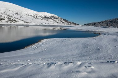 Bulgaristan 'ın Rila dağındaki Belmeken Barajı' nın muhteşem kış manzarası
