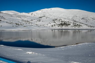 Bulgaristan 'ın Rila dağındaki Belmeken Barajı' nın muhteşem kış manzarası