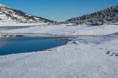 Bulgaristan 'ın Rila dağındaki Belmeken Barajı' nın muhteşem kış manzarası