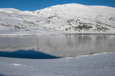 Bulgaristan 'ın Rila dağındaki Belmeken Barajı' nın muhteşem kış manzarası