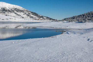 Bulgaristan 'ın Rila dağındaki Belmeken Barajı' nın muhteşem kış manzarası