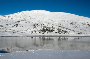 Bulgaristan 'ın Rila dağındaki Belmeken Barajı' nın muhteşem kış manzarası