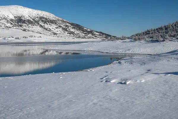 Bulgaristan 'ın Rila dağındaki Belmeken Barajı' nın muhteşem kış manzarası