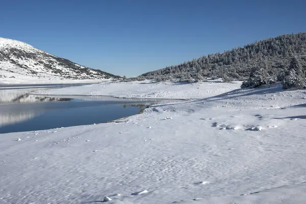 Bulgaristan 'ın Rila dağındaki Belmeken Barajı' nın muhteşem kış manzarası