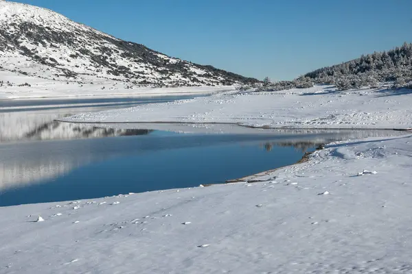 Bulgaristan 'ın Rila dağındaki Belmeken Barajı' nın muhteşem kış manzarası