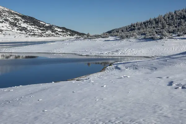 Bulgaristan 'ın Rila dağındaki Belmeken Barajı' nın muhteşem kış manzarası