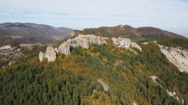 Belintash 'ın havadan sonbahar manzarası - Bulgaristan' ın Rodop Dağları 'ndaki tanrı Sabazios' a adanmış antik tapınak
