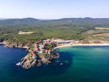 Bulgaristan 'ın Burgaz Bölgesi' nin Dyuni tatil beldesi yakınlarındaki The Driver Beach 'in hava manzarası