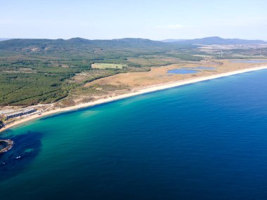 Bulgaristan 'ın Burgaz Bölgesi' nin Dyuni tatil beldesi yakınlarındaki The Driver Beach 'in hava manzarası