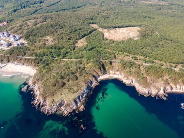 Bulgaristan 'ın Burgaz Bölgesi' nin Dyuni tatil beldesi yakınlarındaki The Driver Beach 'in hava manzarası