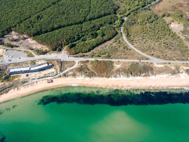 Bulgaristan 'ın Burgaz Bölgesi' nin Dyuni tatil beldesi yakınlarındaki The Driver Beach 'in hava manzarası
