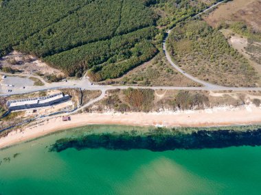 Bulgaristan 'ın Burgaz Bölgesi' nin Dyuni tatil beldesi yakınlarındaki The Driver Beach 'in hava manzarası