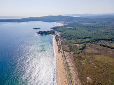 Bulgaristan 'ın Burgaz Bölgesi' nin Dyuni tatil beldesi yakınlarındaki The Driver Beach 'in hava manzarası