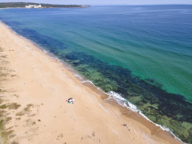 Bulgaristan 'ın Burgaz Bölgesi' nin Dyuni tatil beldesi yakınlarındaki The Driver Beach 'in hava manzarası