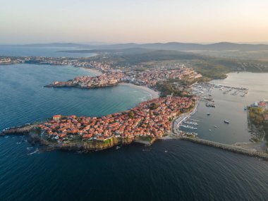 Bulgaristan 'ın Burgaz Bölgesi' nin eski Sozopol kentinin hava gün batımı manzarası