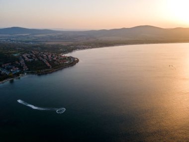 Bulgaristan 'ın Burgaz Bölgesi' nin eski Sozopol kentinin hava gün batımı manzarası