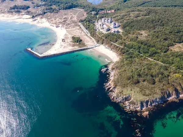 Bulgaristan 'ın Burgaz Bölgesi' nin Dyuni tatil beldesi yakınlarındaki The Driver Beach 'in hava manzarası