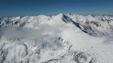 Bulgaristan 'ın Polezhan ve Bezbog Tepeleri yakınlarındaki Pirin Dağı' nın İnanılmaz Hava Kış Manzarası