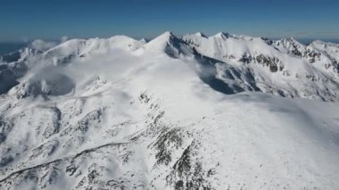 Bulgaristan 'ın Polezhan ve Bezbog Tepeleri yakınlarındaki Pirin Dağı' nın İnanılmaz Hava Kış Manzarası