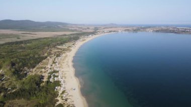 Bulgaristan 'ın Burgaz Bölgesi' nin Sozopol kasabası yakınlarındaki Gradina (Bahçe) plajının havadan manzarası 
