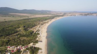 Bulgaristan 'ın Burgaz Bölgesi' nin Sozopol kasabası yakınlarındaki Gradina (Bahçe) plajının havadan manzarası 