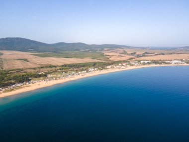 Bulgaristan 'ın Burgaz Bölgesi' nin Sozopol kasabası yakınlarındaki Gradina (Bahçe) plajının havadan manzarası