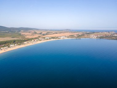Bulgaristan 'ın Burgaz Bölgesi' nin Sozopol kasabası yakınlarındaki Gradina (Bahçe) plajının havadan manzarası