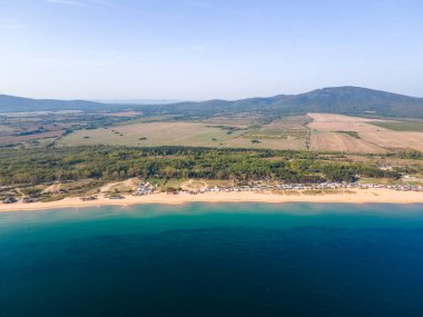 Bulgaristan 'ın Burgaz Bölgesi' nin Sozopol kasabası yakınlarındaki Gradina (Bahçe) plajının havadan manzarası