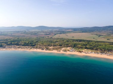 Bulgaristan 'ın Burgaz Bölgesi' nin Sozopol kasabası yakınlarındaki Gradina (Bahçe) plajının havadan manzarası