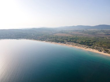 Bulgaristan 'ın Burgaz Bölgesi' nin Sozopol kasabası yakınlarındaki Gradina (Bahçe) plajının havadan manzarası