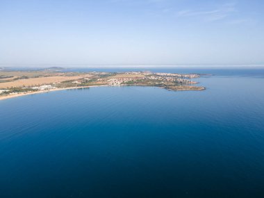 Bulgaristan 'ın Burgaz Bölgesi' nin Sozopol kasabası yakınlarındaki Gradina (Bahçe) plajının havadan manzarası