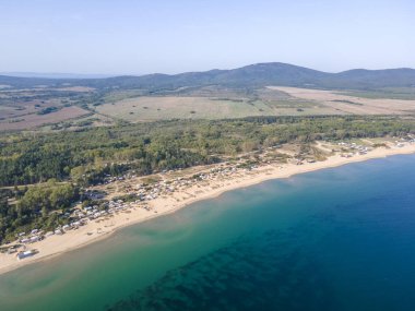 Bulgaristan 'ın Burgaz Bölgesi' nin Sozopol kasabası yakınlarındaki Gradina (Bahçe) plajının havadan manzarası