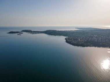 Bulgaristan 'ın Burgaz Bölgesi' nin Sozopol kasabası yakınlarındaki Gradina (Bahçe) plajının havadan manzarası