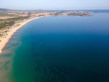 Bulgaristan 'ın Burgaz Bölgesi' nin Sozopol kasabası yakınlarındaki Gradina (Bahçe) plajının havadan manzarası