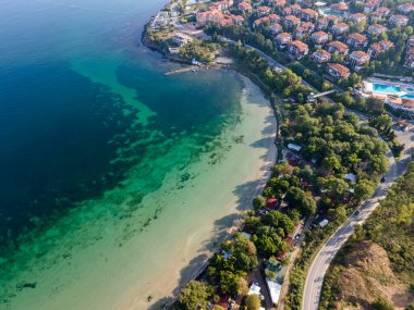 Bulgaristan 'ın Burgaz Bölgesi' nin Sozopol kasabası yakınlarındaki Gradina (Bahçe) plajının havadan manzarası