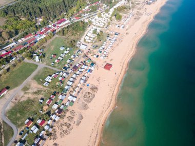 Bulgaristan 'ın Burgaz Bölgesi' nin Sozopol kasabası yakınlarındaki Gradina (Bahçe) plajının havadan manzarası