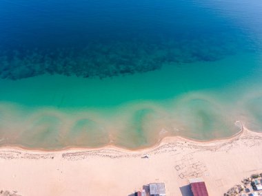 Bulgaristan 'ın Burgaz Bölgesi' nin Sozopol kasabası yakınlarındaki Gradina (Bahçe) plajının havadan manzarası