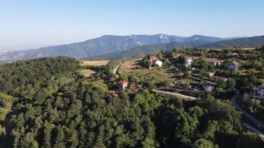 Bulgaristan 'ın Filibe Bölgesi, Otantik ondokuzuncu yüzyıl evleriyle Yavrovo köyünün hava manzarası