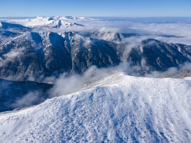 Bulgaristan 'ın Musala zirvesi yakınlarındaki Rila Dağı' nın şaşırtıcı hava kışı manzarası