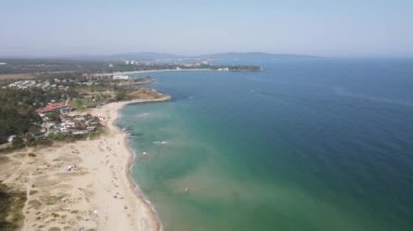 Bulgaristan 'ın Burgaz Bölgesi Mercan plajı yakınlarındaki Karadeniz kıyılarının hava manzarası 