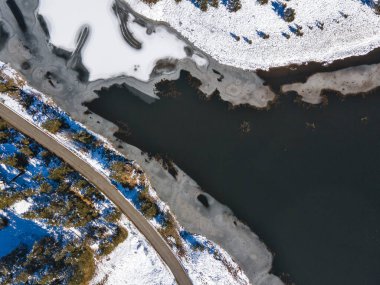 Bulgaristan 'ın Buzdan Pazardzhik Bölgesi ile kaplı Bekika Barajı' nın kış manzarası