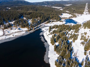 Bulgaristan 'ın Buzdan Pazardzhik Bölgesi ile kaplı Bekika Barajı' nın kış manzarası