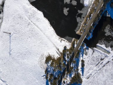 Bulgaristan 'ın Buzdan Pazardzhik Bölgesi ile kaplı Bekika Barajı' nın kış manzarası