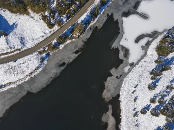 保加利亚Pazardzhik地区覆盖着冰的Beglika水库冬季空中景观 — 图库照片